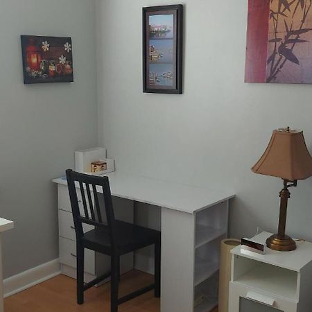 High Park Single Room With Personal Washroom And Kitchen โตรอนโต ภายนอก รูปภาพ