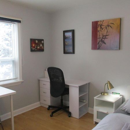High Park Single Room With Personal Washroom And Kitchen โตรอนโต ภายนอก รูปภาพ