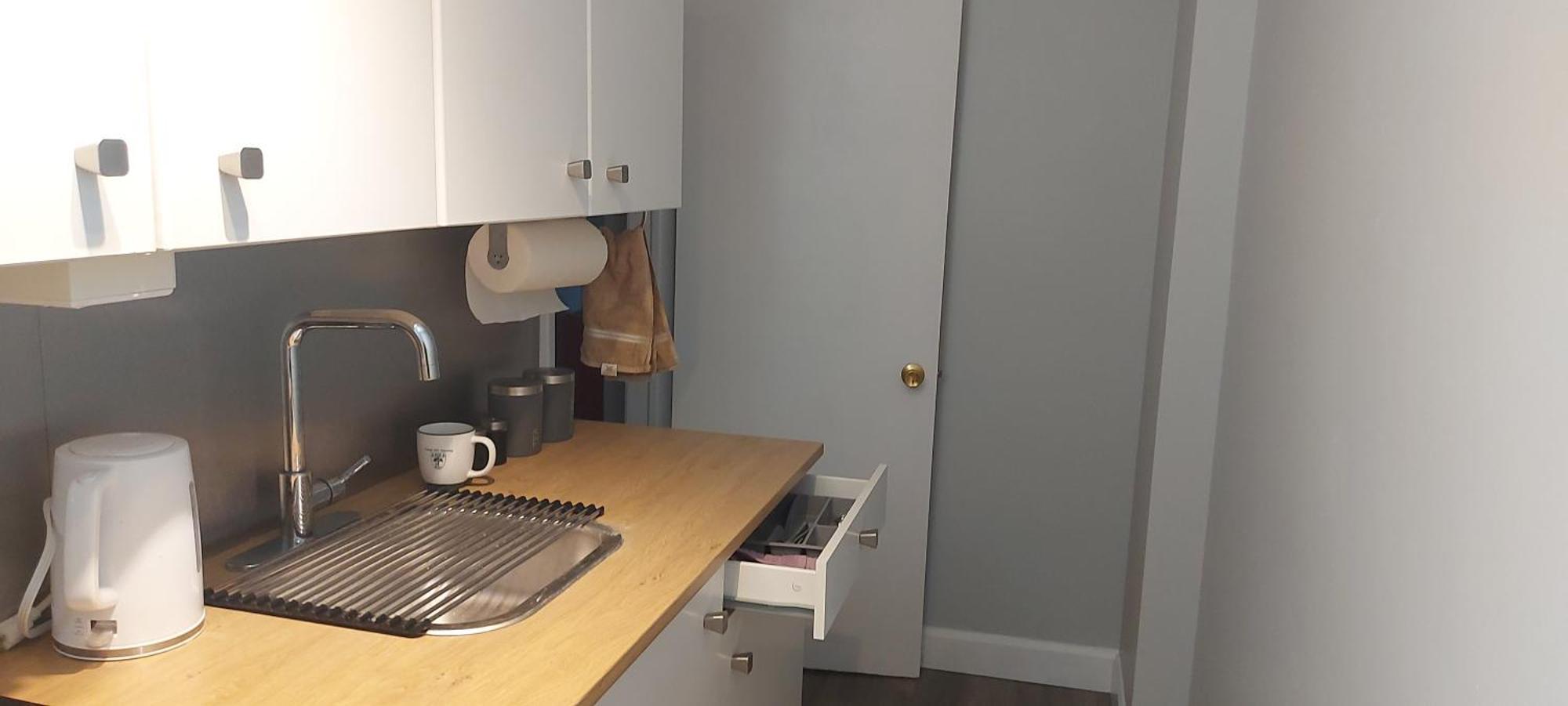 High Park Single Room With Personal Washroom And Kitchen โตรอนโต ภายนอก รูปภาพ