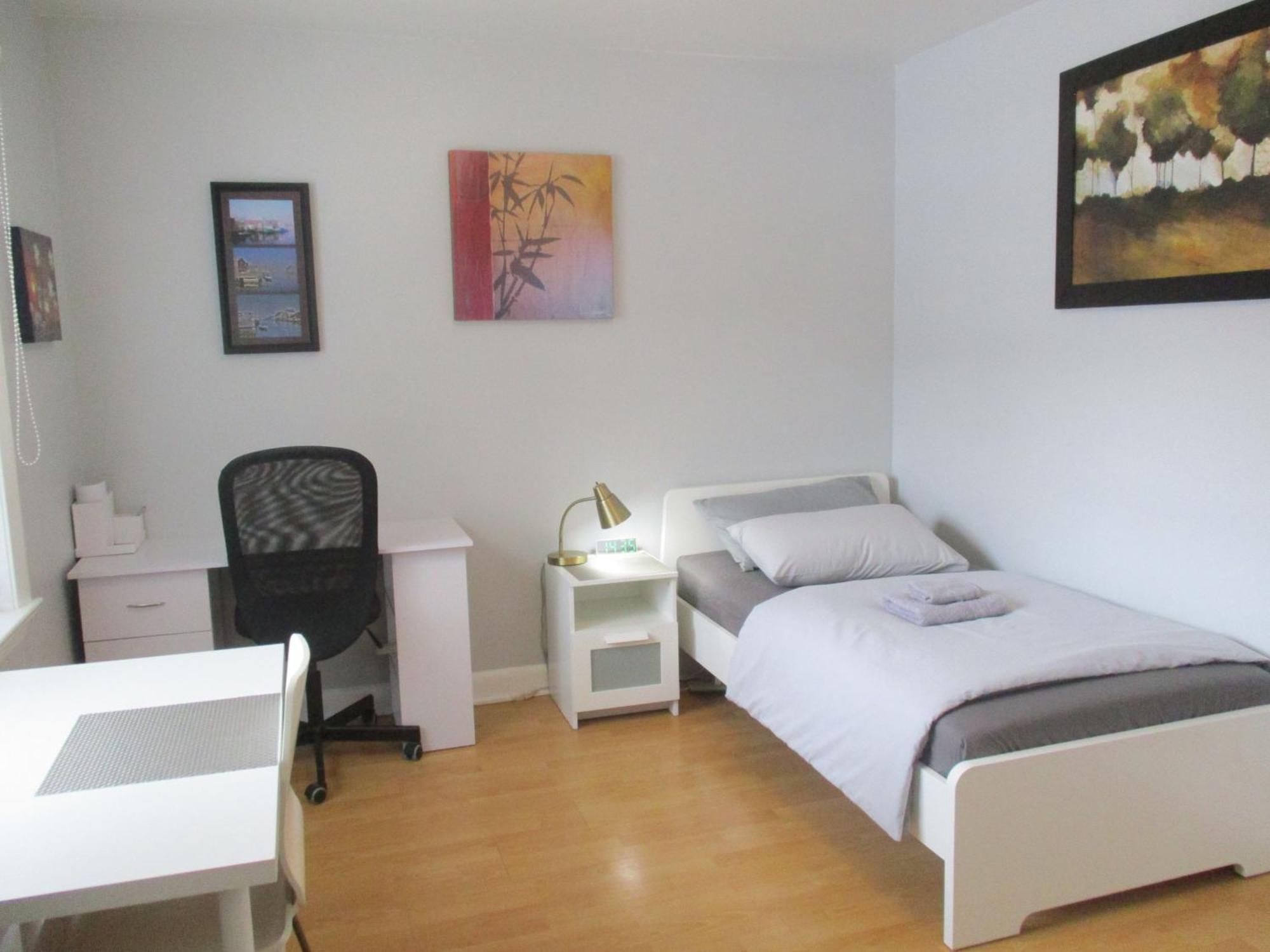 High Park Single Room With Personal Washroom And Kitchen โตรอนโต ภายนอก รูปภาพ